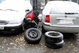 Spadł śnieg, kierowcy w popłochu zmieniają opony (ZDJĘCIA)