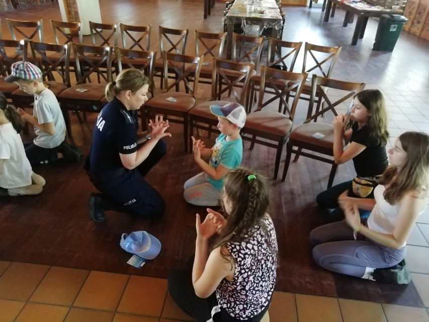 Wakacyjne spotkania policji w Zduńskiej Woli z dziećmi