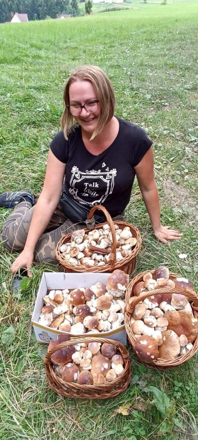 Mieszkanka Zabrzeży ma swoje sposoby na szukanie grzybów....