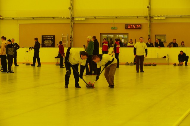 W zawodach w curlingu bierze udział w sumie dwadzieścia drużyn z całej Polski