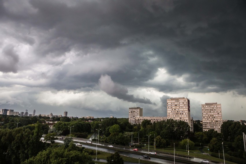 Jest kolejne ostrzeżenie dla Warszawy. "Silne opady i burze"