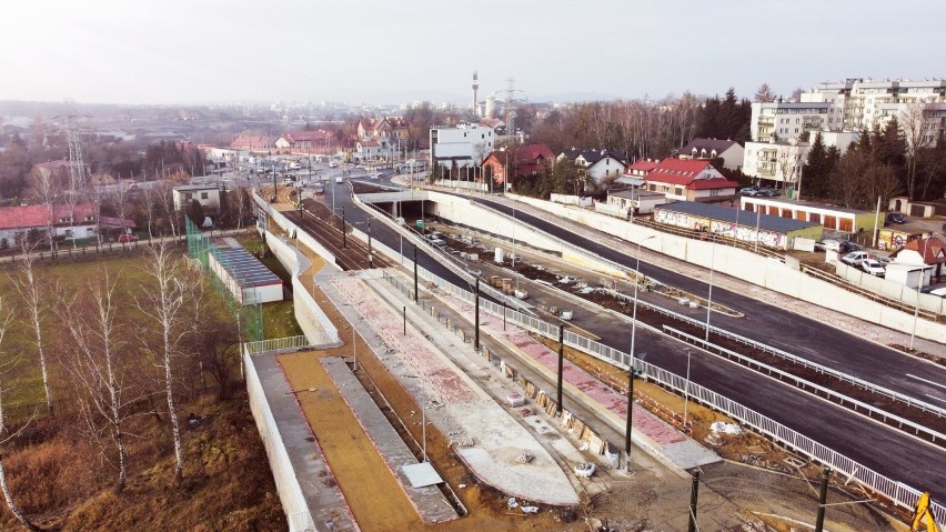 Kraków. Trasa Łagiewnicka: gotowa konstrukcja tunelu, budują nowe torowisko [ZDJĘCIA]
