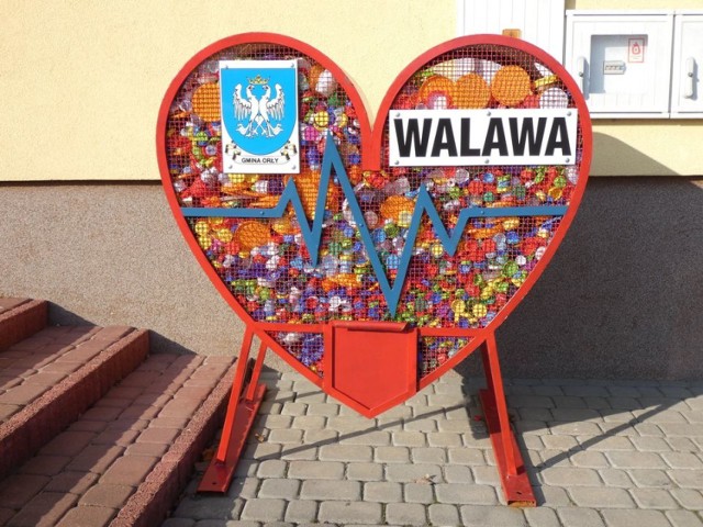 Serce-pojemnik na plastikowe nakrętki w Walawie w gm. Orły koło Przemyśla szybko zostało zapełnione.