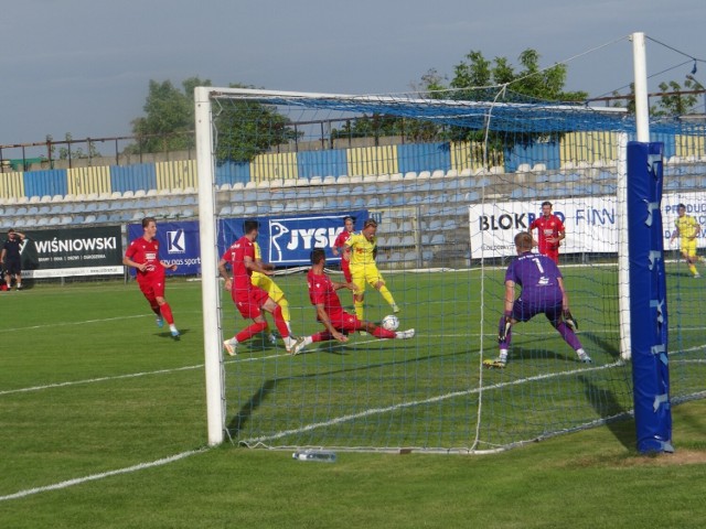 RKS Radomsko (żółte stroje) przegrał z Widzewem II Łódź 1:3 w kolejnym meczu IV ligi