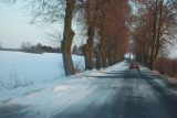 Ostrożnie na drogach - śnieg nawiewa z pól