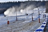 Narciarze wykorzystują każdy zimowy dzień, by szusować na stokach. Prywatne stacje narciarskie na terenie naszego powiatu działają