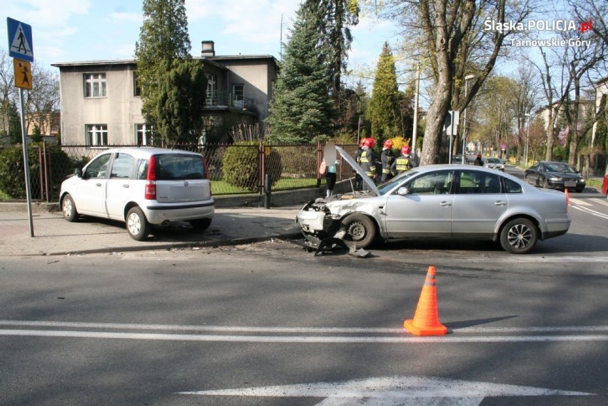 Wypadek w Tarnowskich Górach. Zderzenie osobówek, ranna kobieta trafiła do szpitala [ZDJĘCIA]