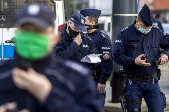 "Kto znieważa funkcjonariusza publicznego lub osobę do pomocy mu przybraną, podczas i w związku z pełnieniem obowiązków służbowych, podlega grzywnie, karze ograniczenia wolności albo pozbawienia wolności do roku" - mówi art. 226 Kodeksu karnego.