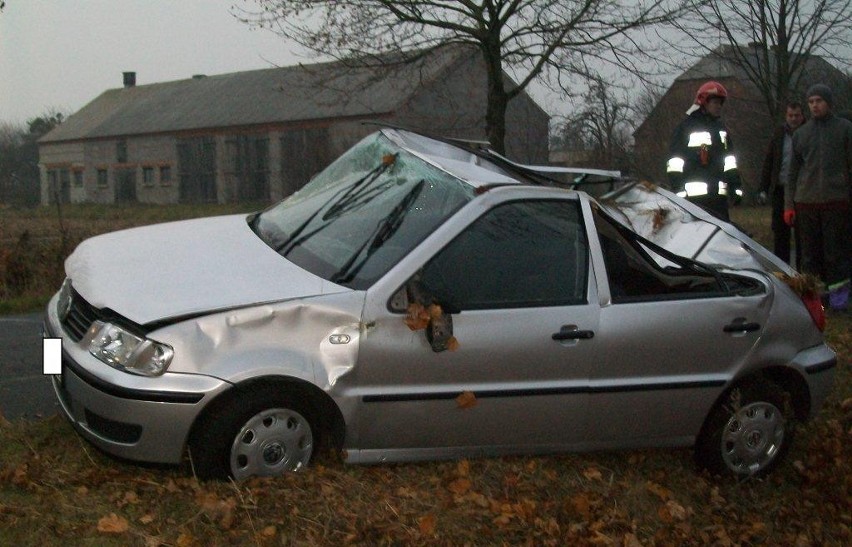 Wypadek w Jaroszynie. Volkswagen Polo wjechał do rowu