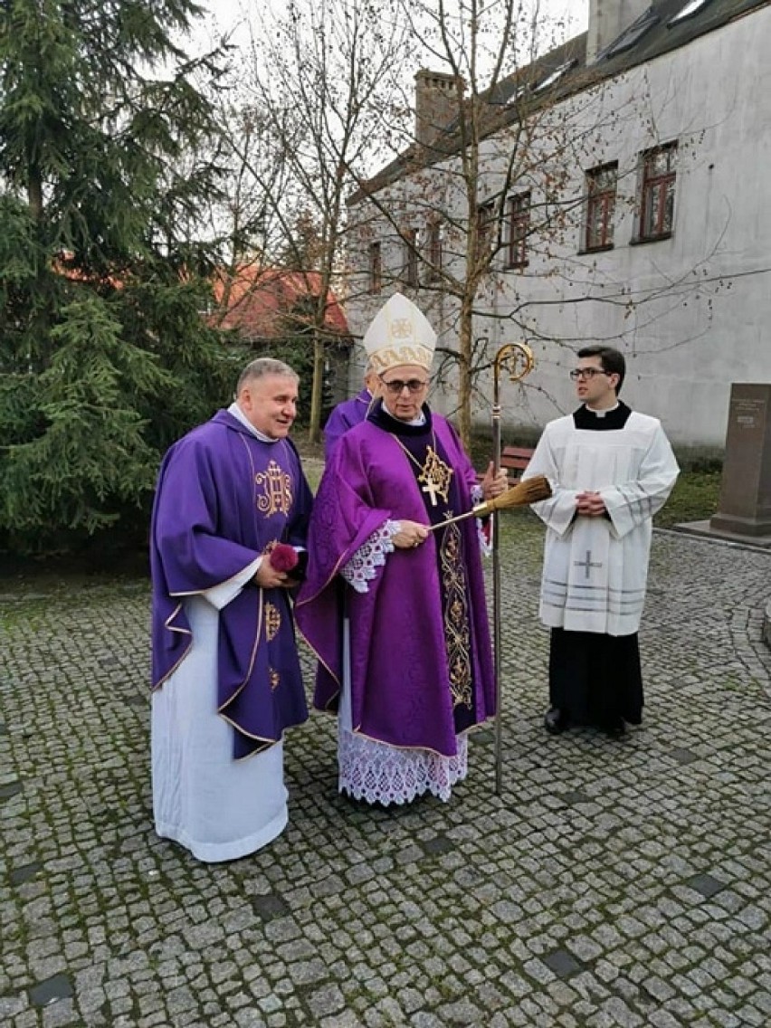 Biskup Wiesław Mering w Bazylice Mniejszej w Sieradzu