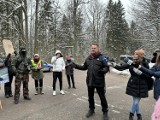 Hajnówka. Aktywiści i rolnicy protestowali pod bazą wojskową z powodu żubrów