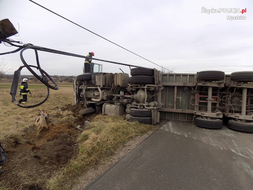 Wypadek w Koziegłówkach. Przewrócona ciężarówka, rozsypane tony żwiru na drodze [ZDJĘCIA]
