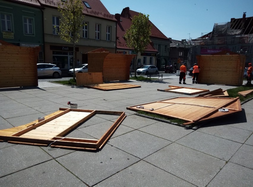 Na rynku stawiają drewniane budki. To przygotowania do...