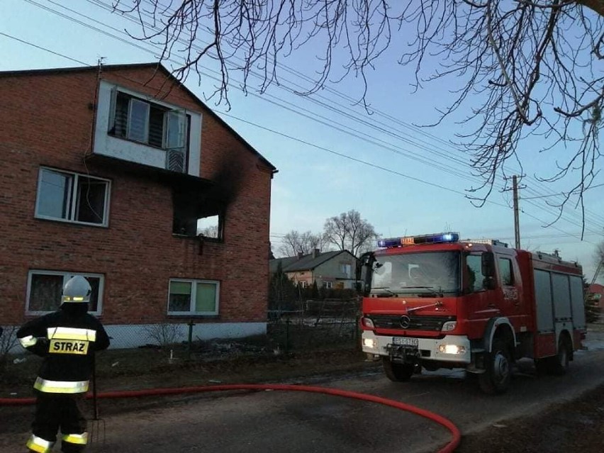 Pożar domu gaszono w Kliczkowie Małym w gminie Brzeźnio ZDJĘCIA