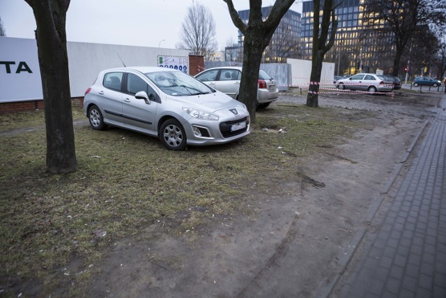 Saska Kępa szuka brakujących miejsc parkingowych. M.in. na... trawnikach