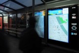 Multimedialne mapy na krakowskich przystankach. Pokazują lokalizację autobusów i tramwajów. Czy Warszawę czeka podobna rewolucja?