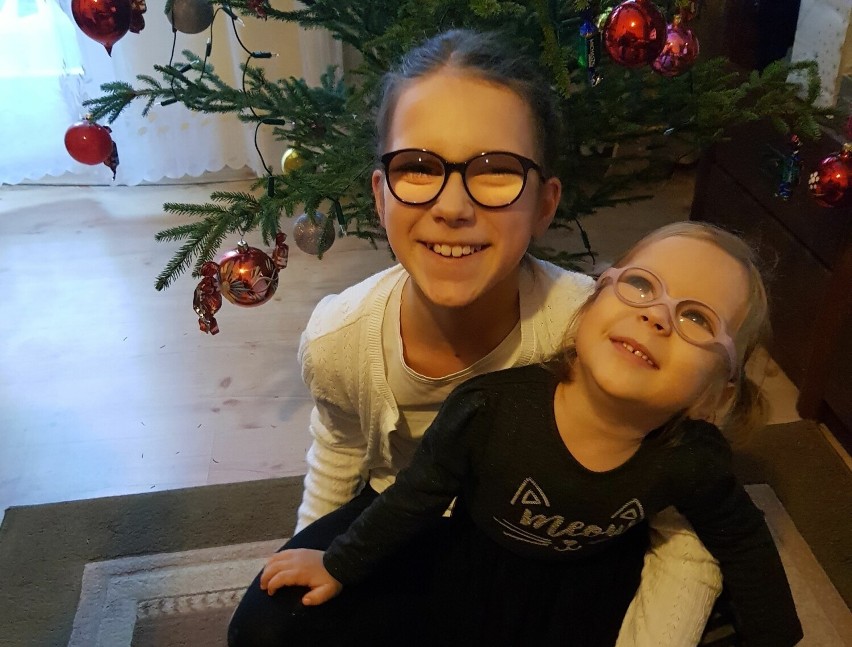 4 - letnia Wiktoria Serafin i jej 11 - letnia siostra Hania...