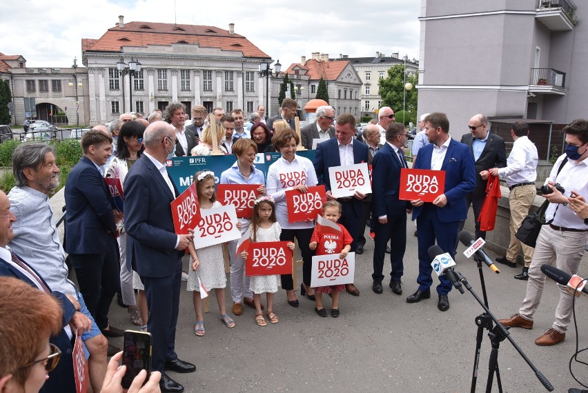 Kampania prezydencka 2020 w Kaliszu. Ministrowie i posłowie PiS namawiali do głosowania na Andrzeja Dudę ZDJĘCIA