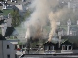 Pożar na Ursynowie w Warszawie. Pali się poddasze bloku mieszkalnego. Trwa akcja gaśnicza