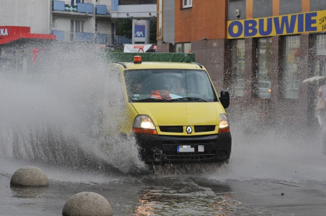 Sprawdziły się prognozy synoptyków. Po godzinie 13.00 w Gorzowie i całej północnej części lubuskiego dało się słyszeć grzmoty. Wkrótce nadeszła ogromna ulewa, której towarzyszył silny wiatr.