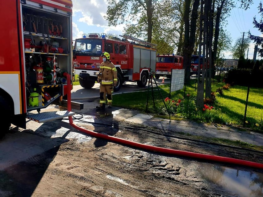 Pożar budynku w Damasławku. Interweniowały zastępy straży pożarnej z całej okolicy 