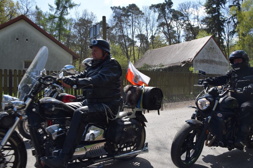 Ryk silników w Kazimierzu Biskupim. Fani jednośladów spotkali się na płycie lotniska na XX Katolickim Otwarciu Sezonu Motocyklowego