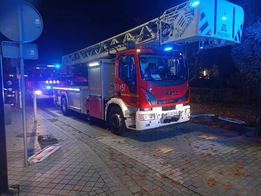 Pożar przy placu 3 Maja w Radomsku. Trwa akcja gaśnicza, jedna osoba poszkodowana. ZDJĘCIA