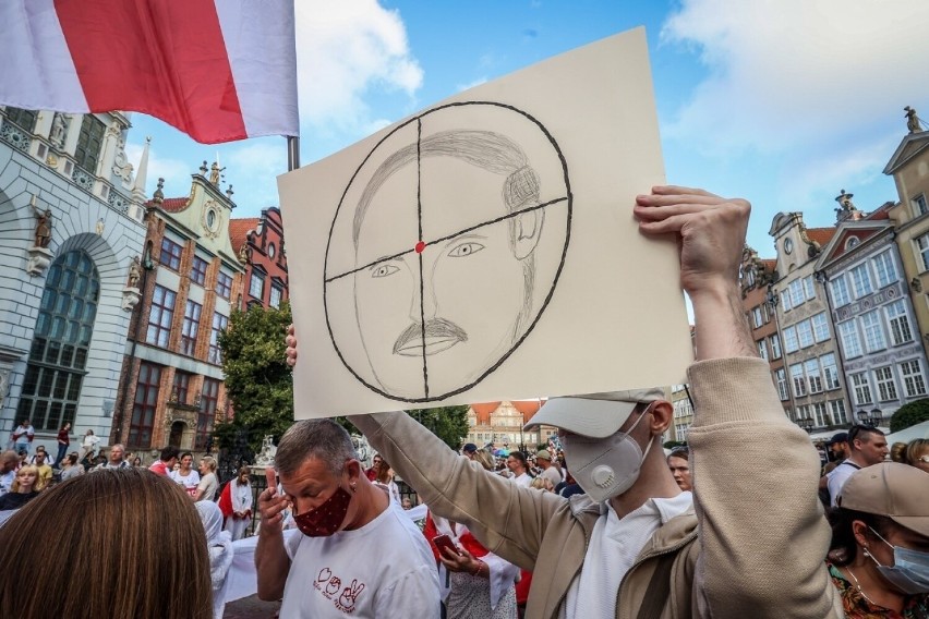 Gdańsk. Marsz Godności Białorusinów. Przeszli ulicami miasta, aby zaprotestować przeciwko reżimowi Łukaszenki. ZDJĘCIA