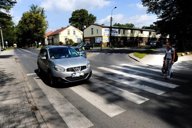 W ciągu dnia przez skrzyżowanie ul. Szerokiej z ul. Żołnierską przejeżdża ponad 7 tysięcy pojazdów. To sporo, więc przed początkiem roku szkolnego powstanie tutaj rondo, które rozładuje ruch