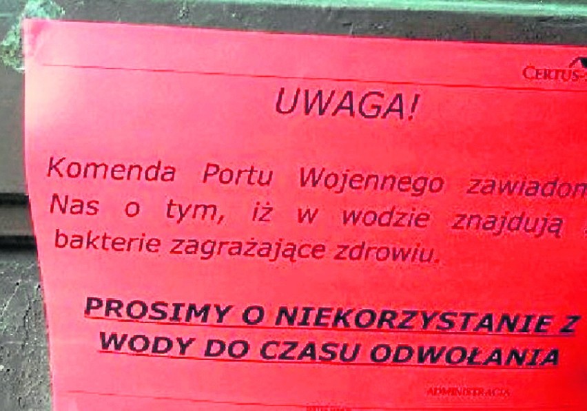 Takie kartki zawieszono na klatkach budynków przy ul....