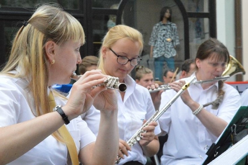 Lipiec 2015 r. Orkiestra Dęta Zastal gra na zielonogórskim...