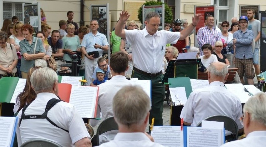 Lipiec 2015 r. Orkiestra Dęta Zastal gra na zielonogórskim...