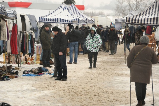 W sobotę, 30 stycznia, śnieżna zimowa aura nie przestraszyła amatorów handlu pod chmurką. A było w czym wybierać, jak co tydzień zainteresowaniem cieszyły się stoiska z ciepłym zimowym obuwiem i odzieżą, coś dla siebie mogli wyszperać też amatorzy staroci. 

Co cieszyło się powodzeniem? Zobaczcie na zdjęciach >>>