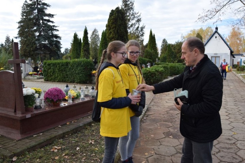 Pruszcz Gd.: Uczniowie-wolontariusze kwestowali na pruszczańskich cmentarzach dla Hospicjum [ZDJĘCIA]