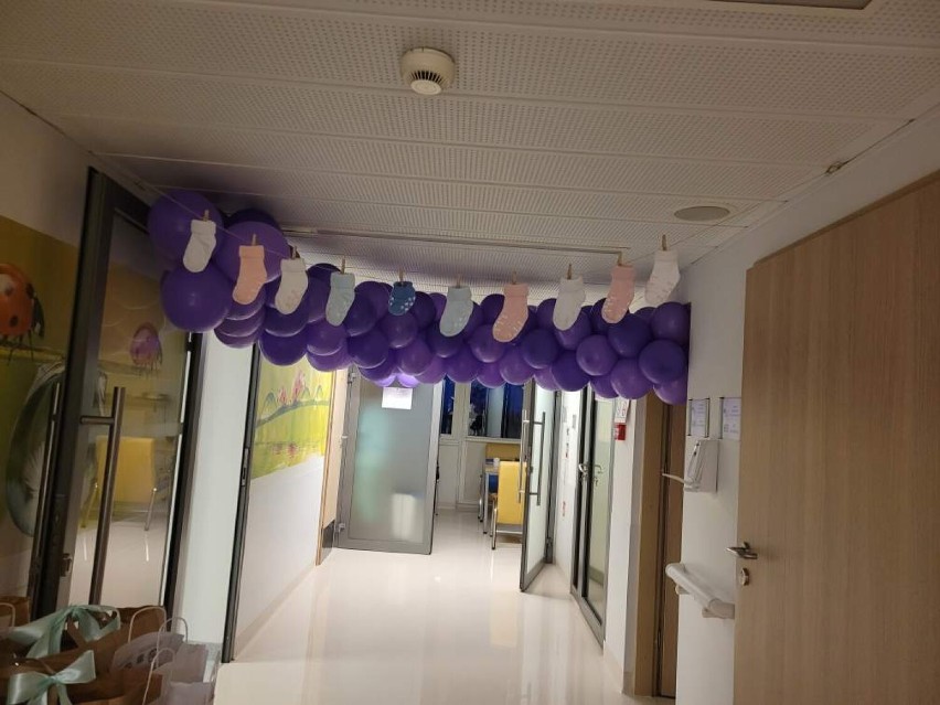 Światowy Dzień Wcześniaka w śremskim Szpitalu Powiatowym im. Tadeusza Malińskiego. Na oddziale noworodkowym dominował kolor fioletowy