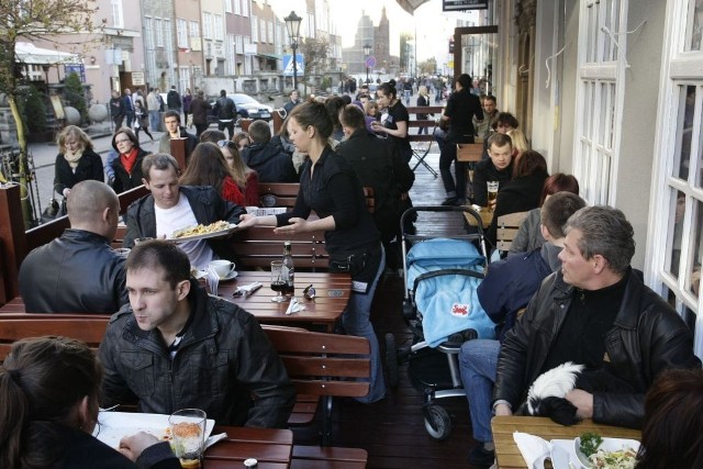 Restauracje, puby i kawiarnie na Głównym Mieście przez weekend pękały w szwach. Kelnerzy uwijali się jak w ukropie, a goście nie kryli zniecierpliwienia