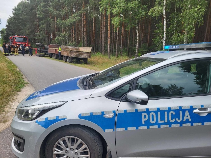Wypadek ciągnika rolniczego w Wólce Kuligowskiej (gmina Poświętne). Nie żyje kierowca traktora