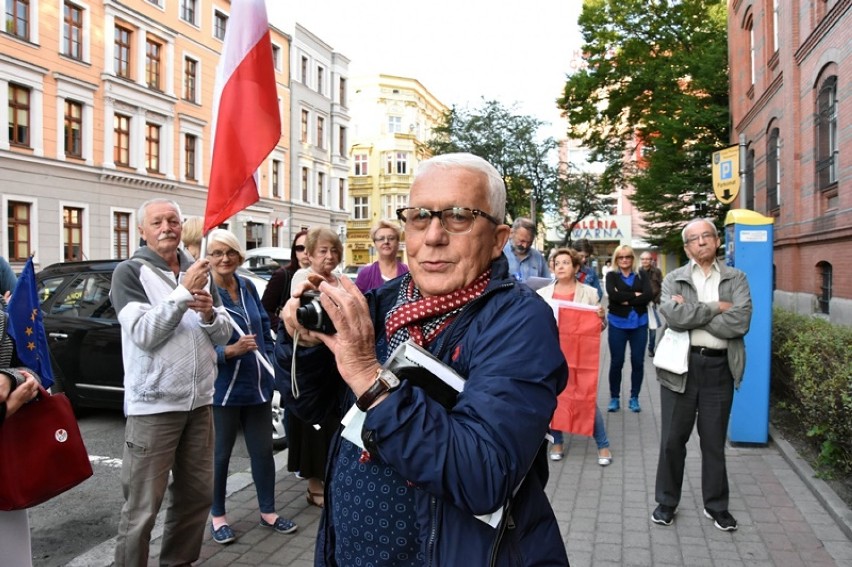 Protest Komitetu Obrony Demokracji przed sądem w Legnicy [ZDJĘCIA]