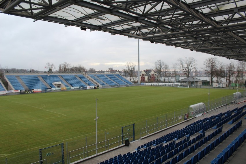 Obok jeziora, plaży i parku. Bez wątpienia stadion w...