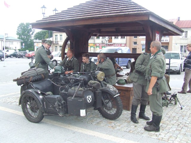 22 lipca 1944 r. 27 Wołyńska Dywizja Piechoty Armii Krajowej wyzwala Kock spod niemieckiej okupacji. We wtorek w miasteczku wydarzenia sprzed 70 lat odżyły na nowo. A to za sprawą rekonstrukcji historycznej ukazującej akcję o kryptonimie „Burza”, którą żołnierze AK przeprowadzili w powiecie lubartowskim. 

Z inicjatywą upamiętnienia 70. rocznicy pobytu na Lubelszczyźnie 27 Wołyńskiej Dywizji Piechoty AK na Lubelszczyźnie wyszły parafia rzymsko-katolicka p.w. Św. Jakuba Apostoła w Lublinie i  Fundacją Niepodległości.