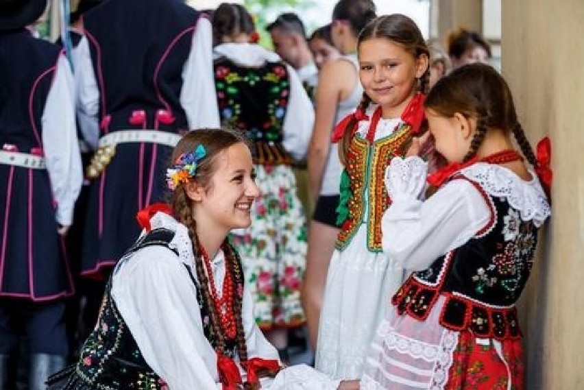 Poznaj kolory Małopolski. Inspiracje folklorem i przegląd mody ludowej: te stroje mają styl! Zobacz!