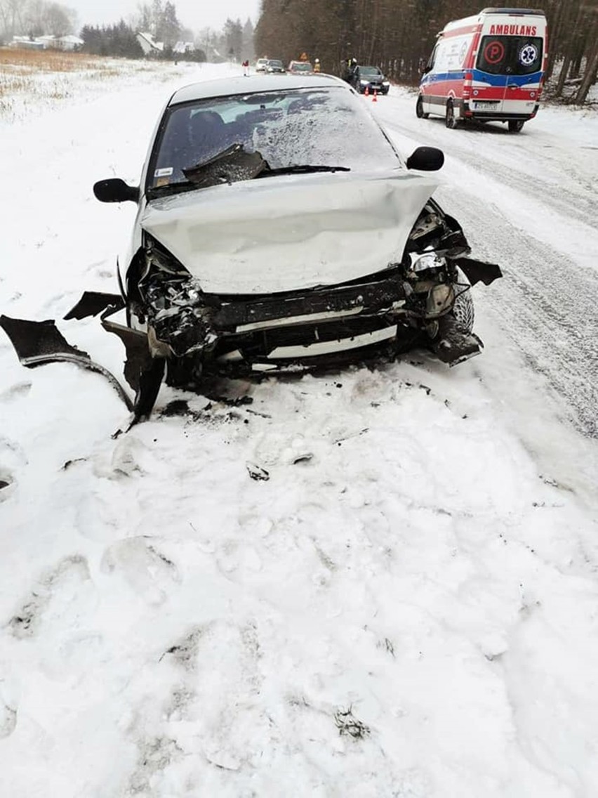 Czołowe zderzenie samochodów w pobliżu Stargardu. Sprawca mocno pod wpływem 