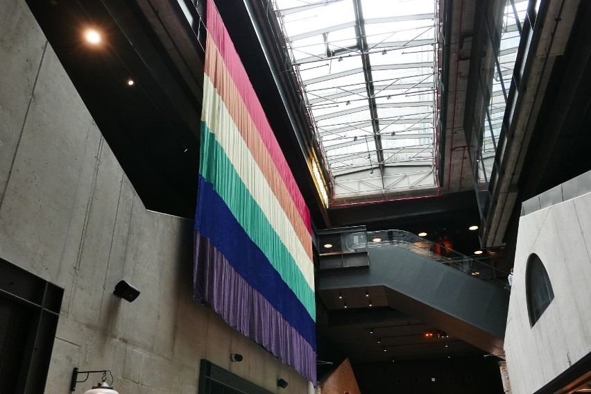 Największa tęczowa flaga w Polsce właśnie zawisła w Warszawie. Rozpoczyna się 13. edycja LGBT+ Film Festival