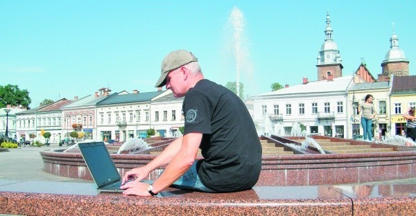 Dobry sygnał darmowej sieci jest tylko tuż pod nadajnikami. Trudno zalogować się nawet już na Placu Kolegiackim