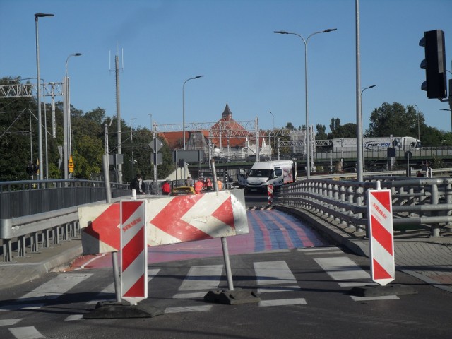 W Ustce na drodze krajowej nr 21 trwają poprawki poremontowe. Po niespełna trzech latach od zakończenia inwestycji asfalt na starym moście zaczął "pełzać".