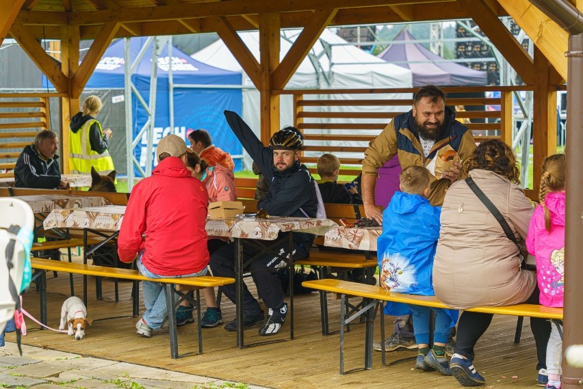 Rajd rowerowy Małopolska Tour. Pomimo deszczowej pogody kilkaset osób wystartowało ze starosądeckich błoni [ZDJĘCIA]