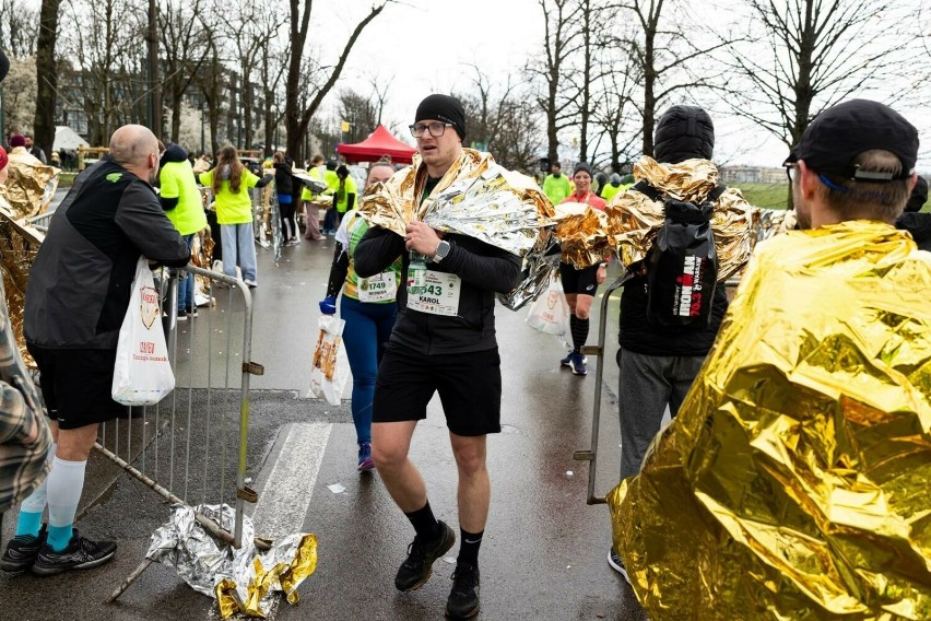 Krakowski Półmaraton Marzanny 2024. Ponad 2600 biegaczy na trasie pożegnało zimę i powitało wiosnę. Znajdźcie się na zdjęciach
