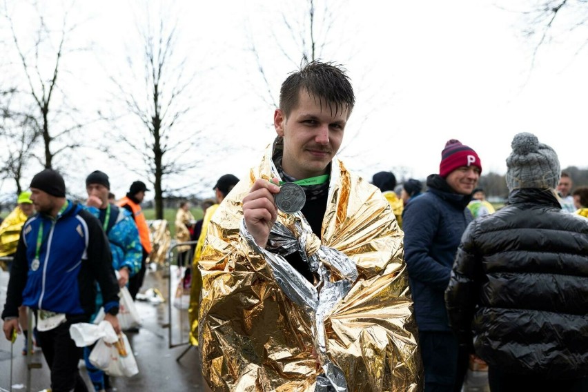 Krakowski Półmaraton Marzanny 2024. Ponad 2600 biegaczy na trasie pożegnało zimę i powitało wiosnę. Znajdźcie się na zdjęciach
