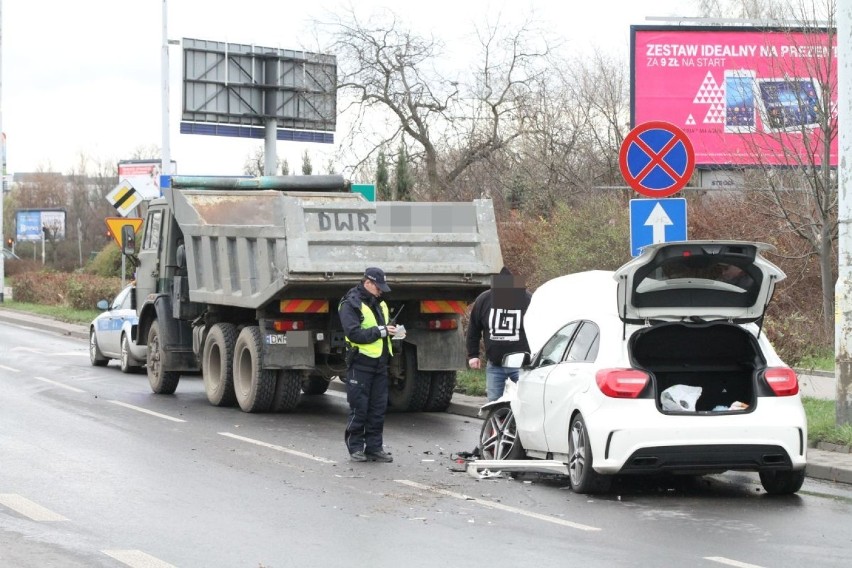 Mercedes zderzył się z kamazem (ZDJĘCIA)