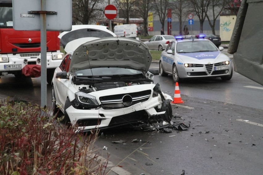 Mercedes zderzył się z kamazem (ZDJĘCIA)